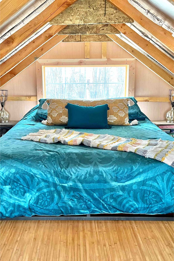 سرير منصة بحجم كبير في شقة علوية