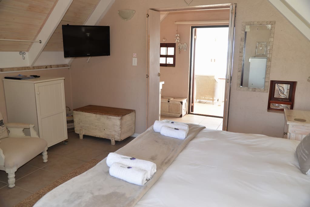 Bedroom, full DSTV.