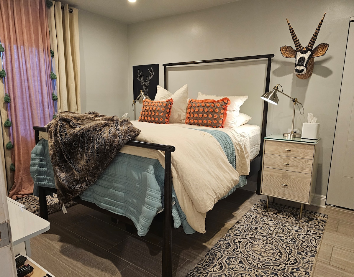 Queensize bed met al het katoenen beddengoed zooo comfortabel wil je je zoete toevluchtsoord niet verlaten...