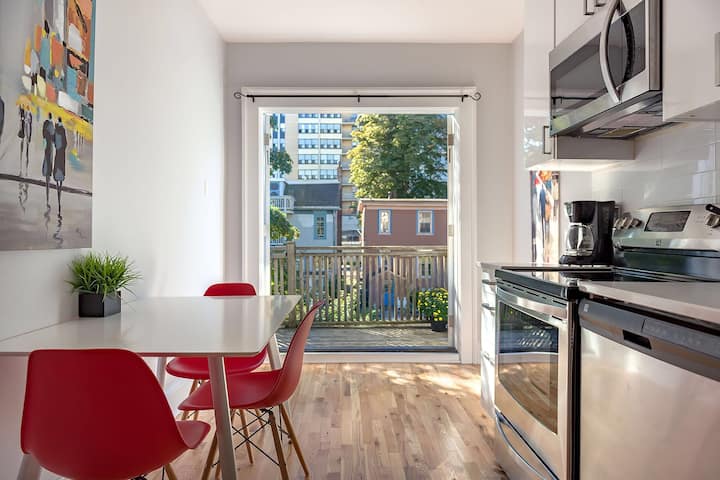 2 Bedroom Apartment Heart of City PARKING INCLUDED