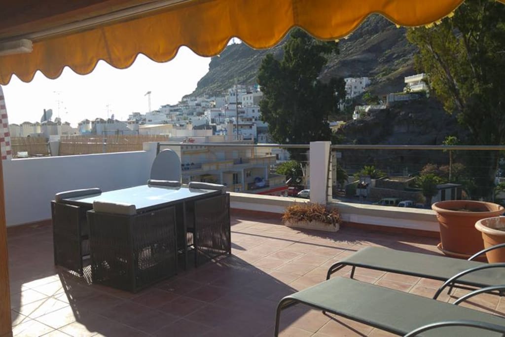Dine on the roof terrace with table for 4 people