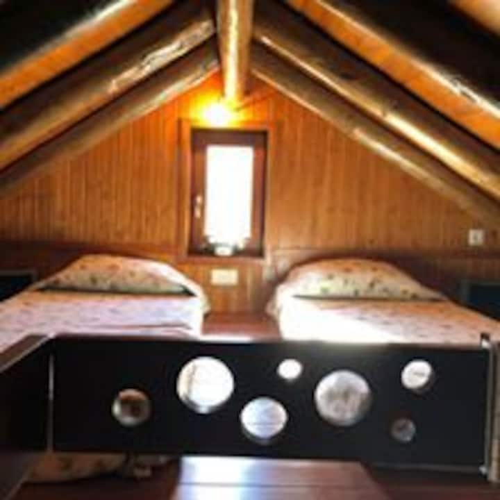 Habitación entreplanta. Ideal para niños. Poca altura de techos. Hay que subir por escalera escamoteable, está recogida en el techo.