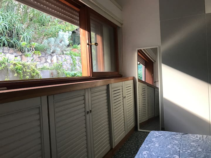 Прозорците во двокреветната соба