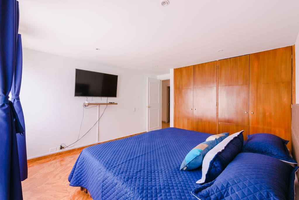 alcoba con tv smart de 50 y cama king de 2mts.
