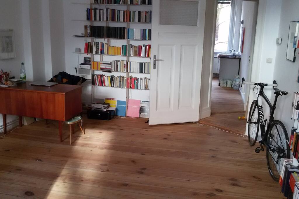 Schreibplatz und selbst entworfene Bücherregale