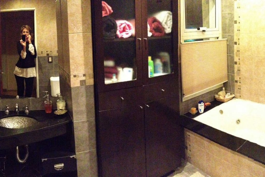 Baño con jacuzzi.