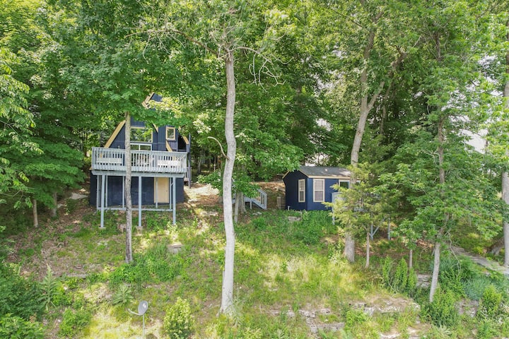 Secluded Lake Home w/ Guest house & Boat Rental - Bungalows for Rent in