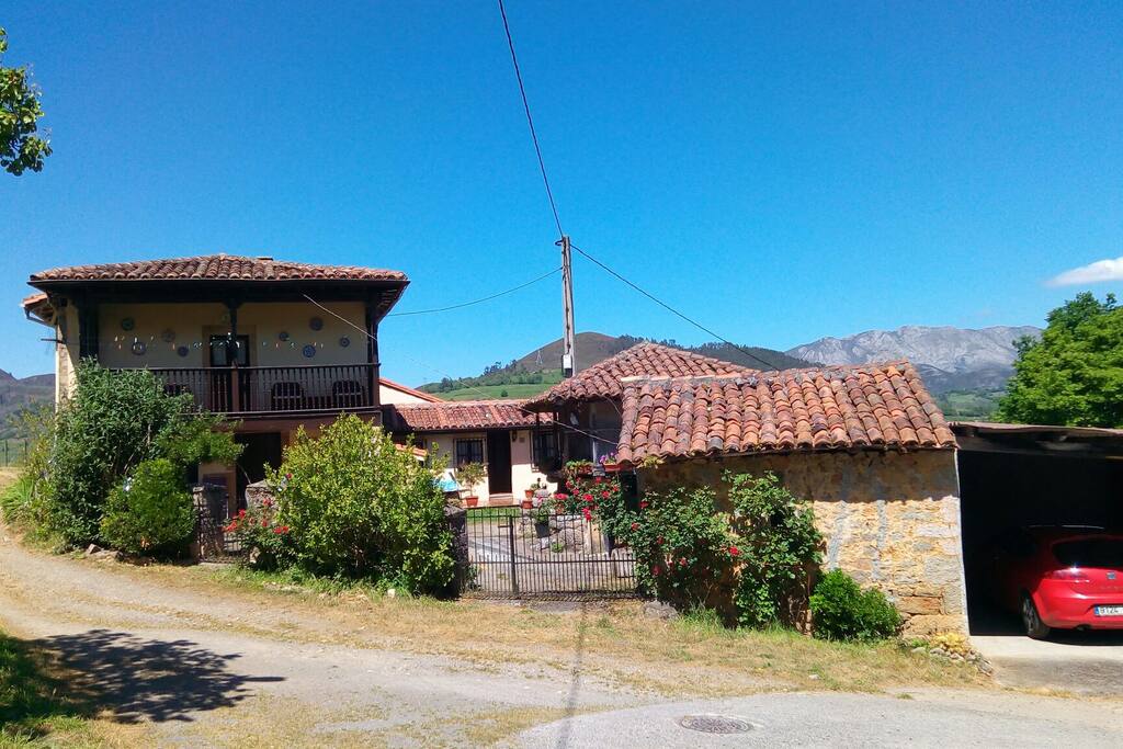 casa grande de piedra con su patio delante, horreo ideal para comer fuera al aire libre y detras se ve otra peq casita con su terraza q se puede alquilar todo junto o una casa y otra independiente una para 5 personas y la peq para 2