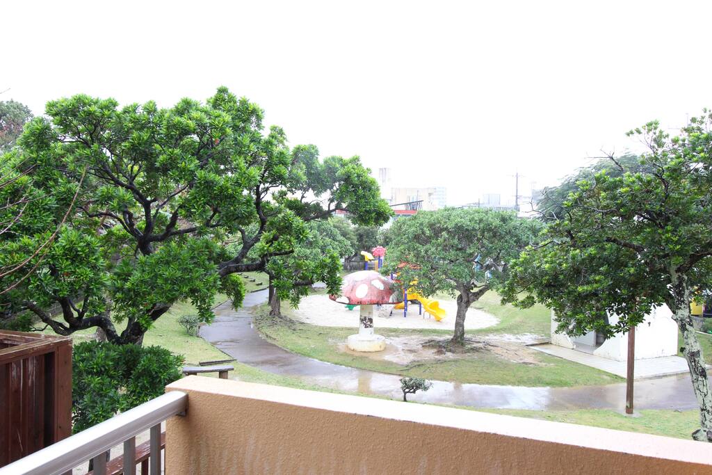 The balcony commands a splendid view.ベランダからの景色も最高です!