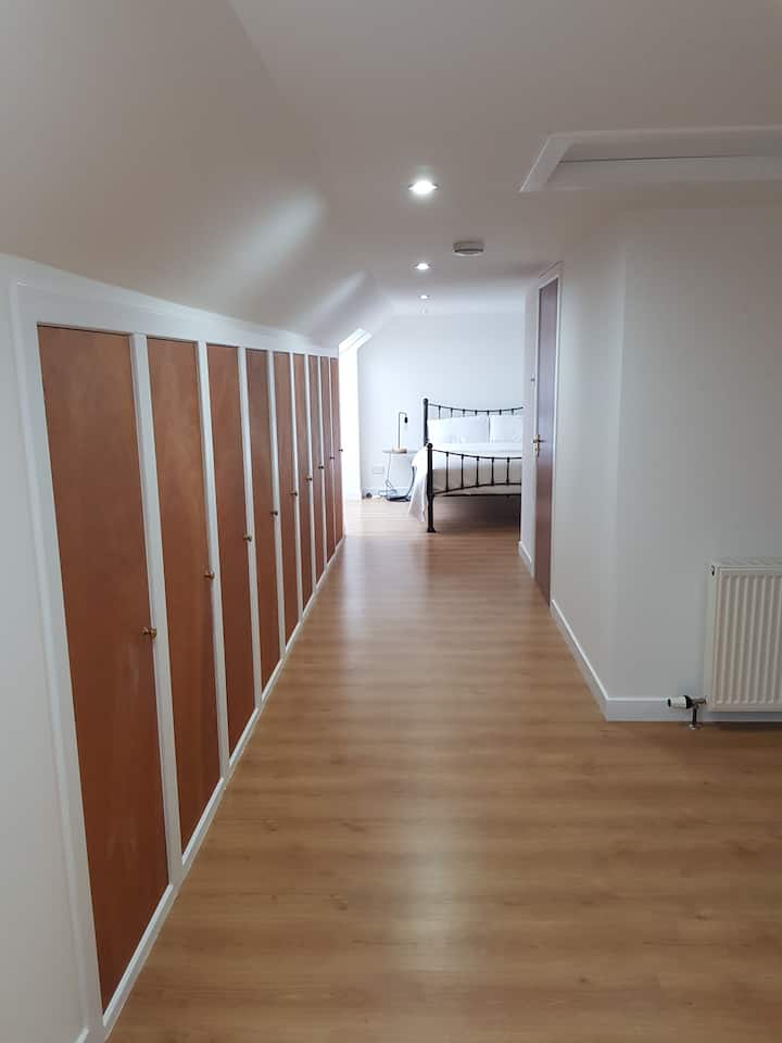 Hlavná spálňa s deviatimi šatníkmi.