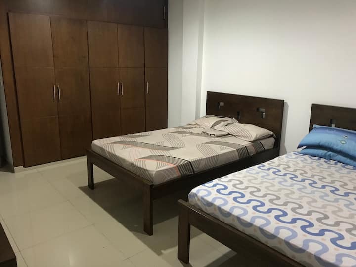 חדר שינה 3: 2 מיטות זוגיות, שידה, שידת לילה, טלוויזיה, מיזוג אוויר וארון.