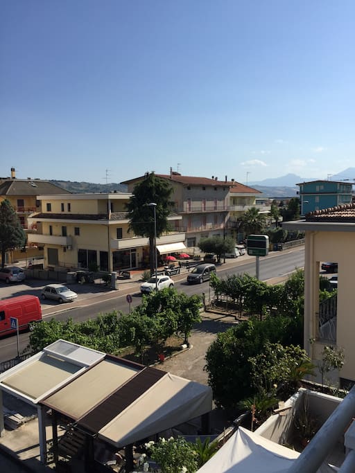 vista balcone verso montagna