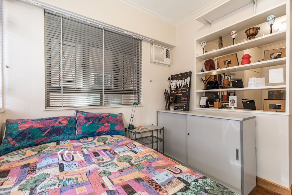 Guest bedroom with double-bed