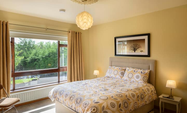 Amplio dormitorio principal, vistas al jardín, baño privado, amplio almacenamiento con espacio para cuna si es necesario