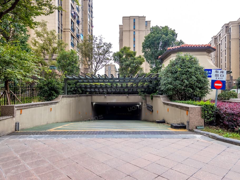 车库 Garage Entry