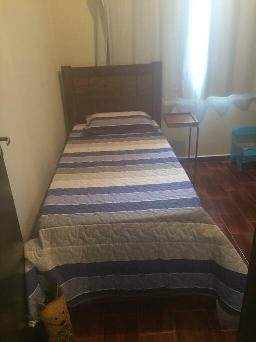 Quarto composto com uma cama de solteiro ❤️