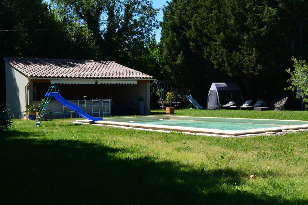 Piscine avec transats pour les adultes et jeux pour les enfants