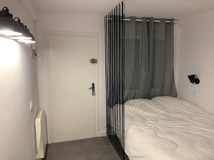 חדר שינה עם מיטה 150x190