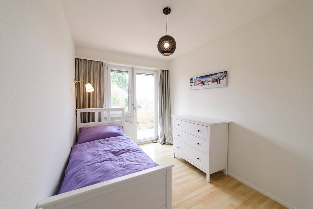 Zimmer 13 (Einzelzimmer mit separetem Balkon. Elektrisches Schliess-System, WLAN, Minibar und Safe) Preis inkl. Frühstück pro Person und Kurtaxe pro Person. Frottetücher und Bade-Artikel liegen im Zimmer für Sie bereit.