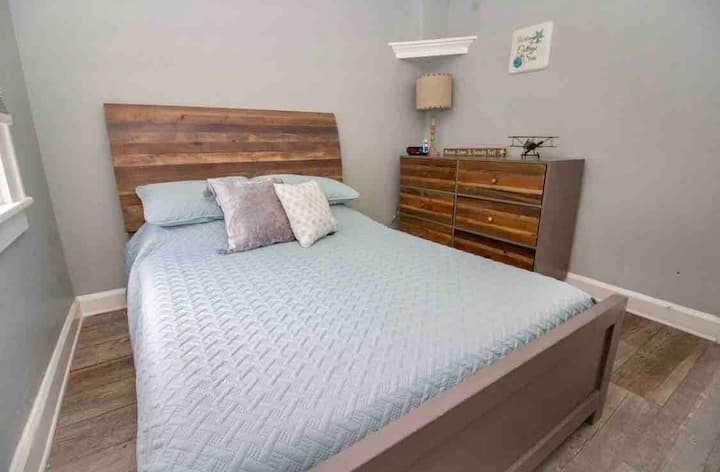 2e slaapkamer.  Volledig bed.  Twee luchtbedden en lakens in de kast.