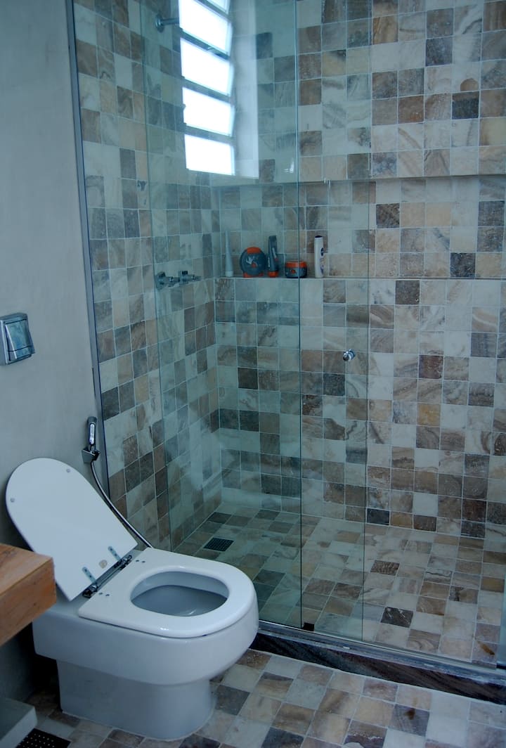 Kúpeľňa apartmánu s výhľadom na bazén