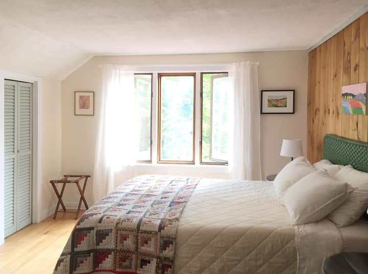 The south east bedroom queen bed.