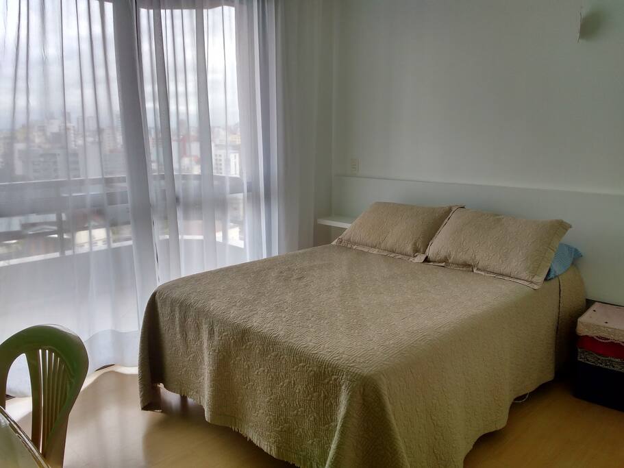 Cama box de casal . Janelas com persianas de alumínio para escurecer o quarto.