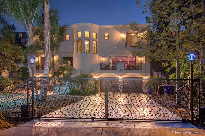 750 Sq. Ft. Luxury Penthouse Suite