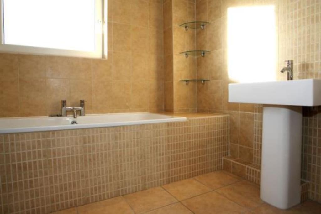 Private ensuite including bathtub, separate shower & toilet.