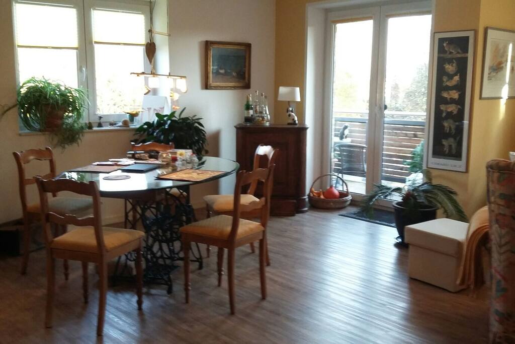 Großes helles Wohnzimmer