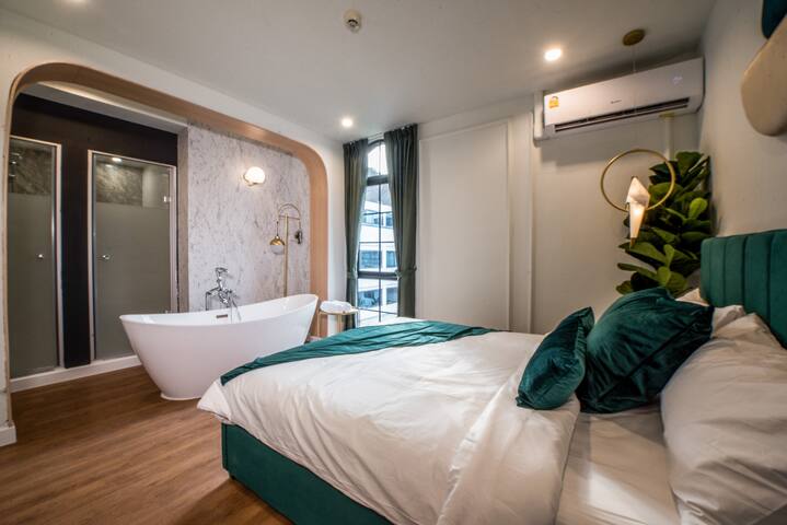 T23 ☆ PRATUNAM ☆ 3BD Duplex | Living | Dining gallery image 4