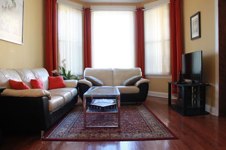 Spacious 5-BR home next to transit! Great area! gallery image 2