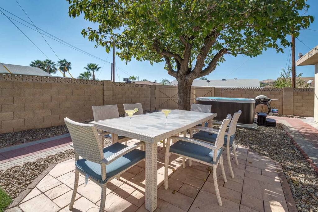 Outdoor seating for 6 guests