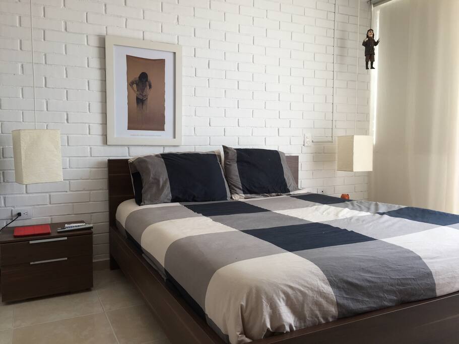 habitación principal con aire acondicionado, baño privado y salida a la terraza