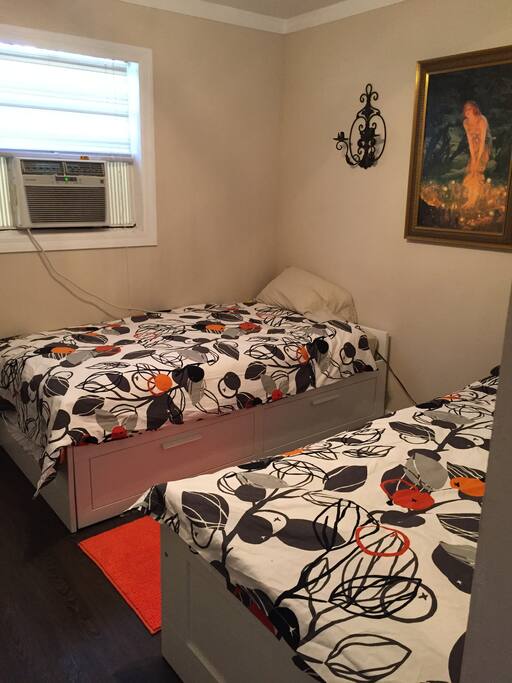 Bedroom with 2 twin beds