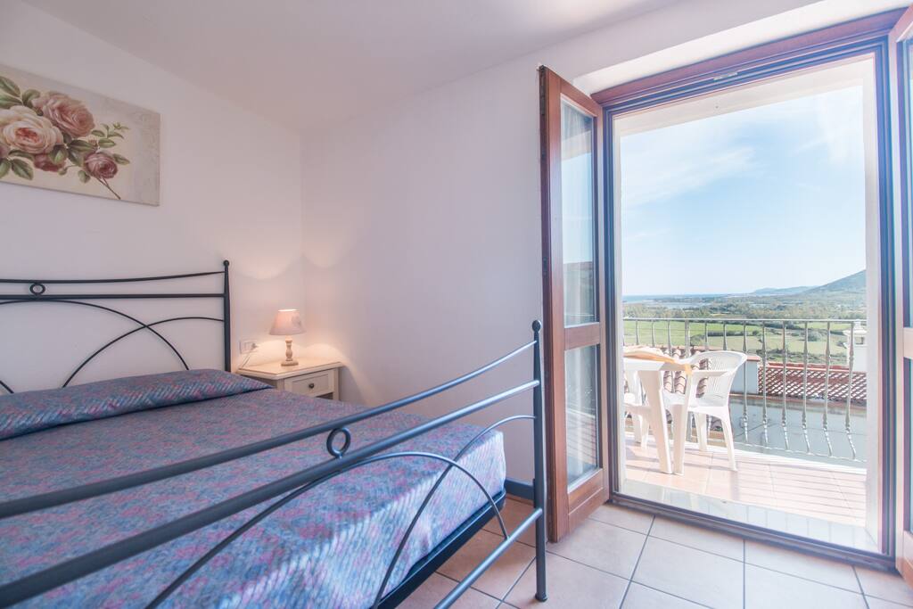 Camera da letto matrimoniale con balcone vista mare