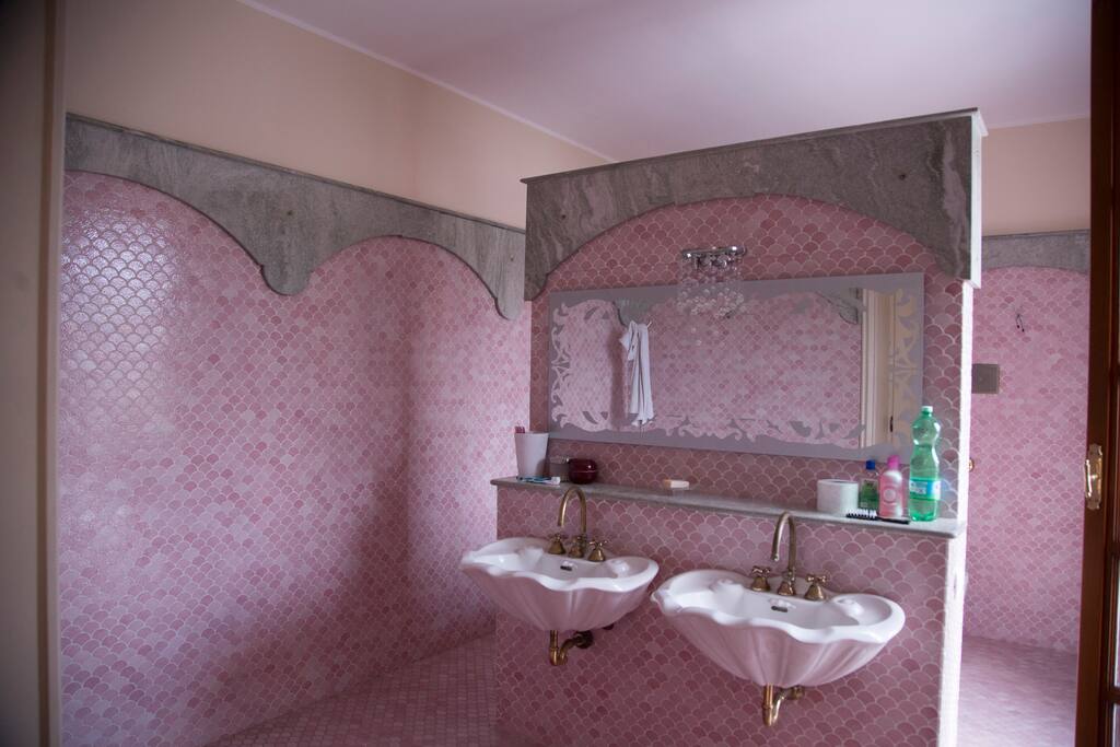 private bathroom of the kingroom
