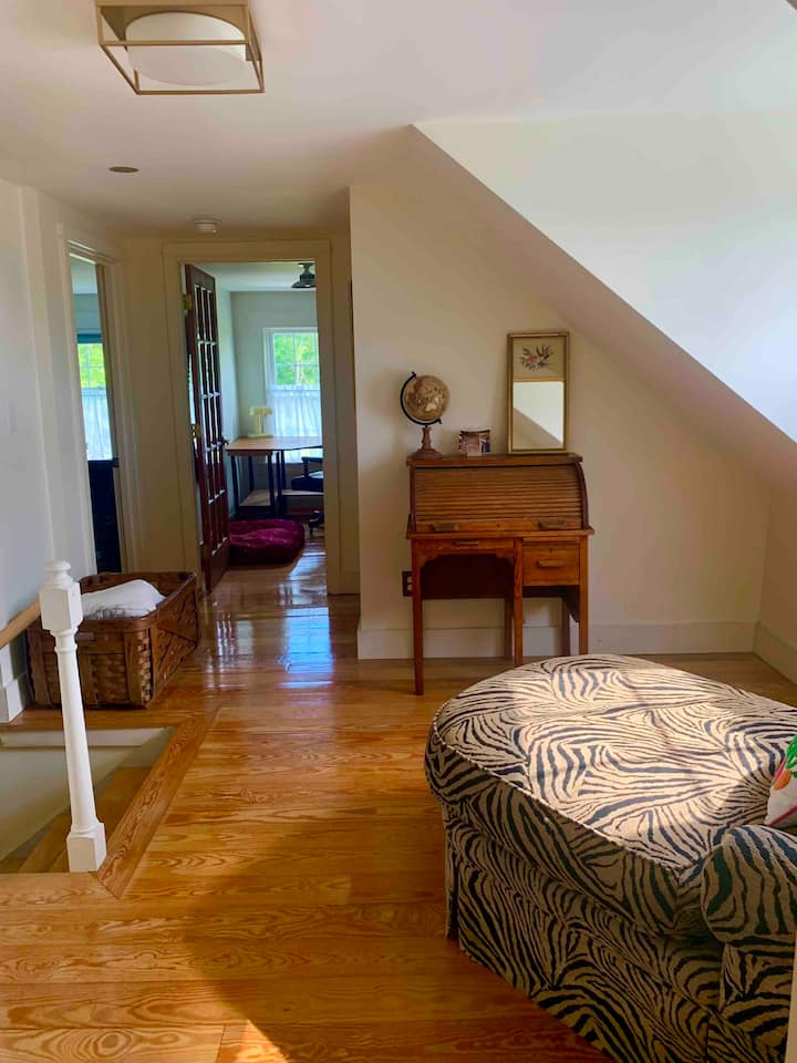 Eneo la kukaa nje kidogo ya vyumba vya kulala vya ghorofani. Mwanga mzuri wa asili kila mahali.