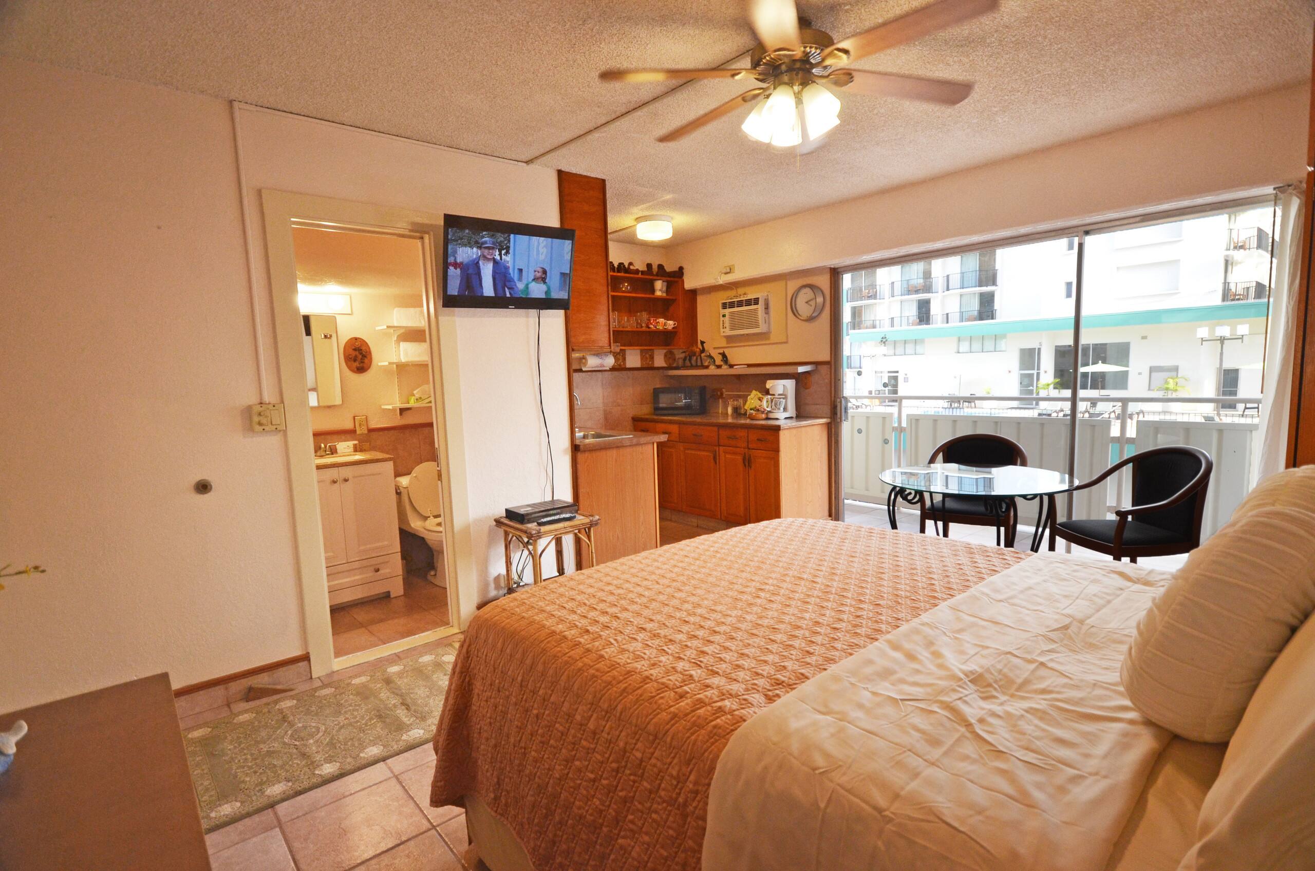 Condo in Honolulu · ★4.49 · Studio · 1 bed · 1 bath - Image 11