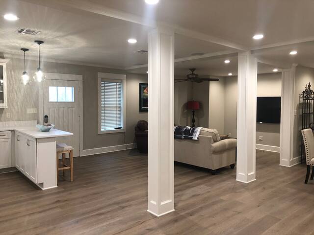 Lakeview, New Orleans, Upscale 2 Bedroom Duplex gallery image 4