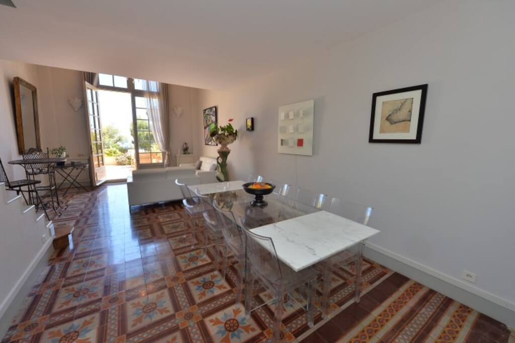 Une fois la terrasse traversée, le séjour offre un coin salon avec deux canapés. La table à manger peut accueillir huit personnes.
