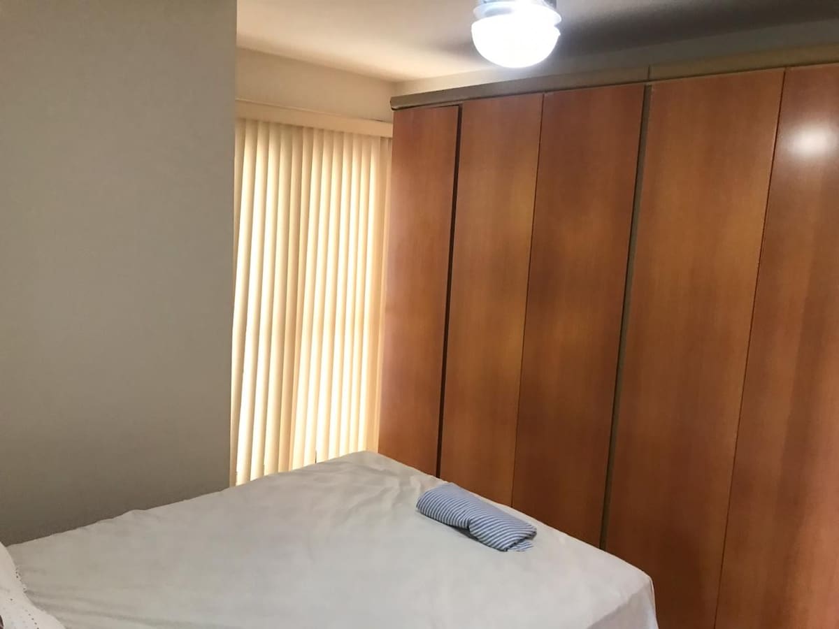 Apartmán s manželskou posteľou, stropným ventilátorom, klimatizáciou, šatníkom a dverami s prístupom na balkón