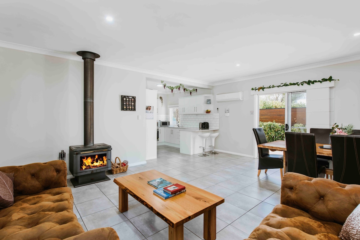 Top Airbnb: Dumplings Den - Indoor/Outdoor living in town in Mudgee