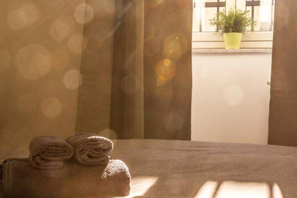 letto francese/matrimoniale con luce solare della stanza