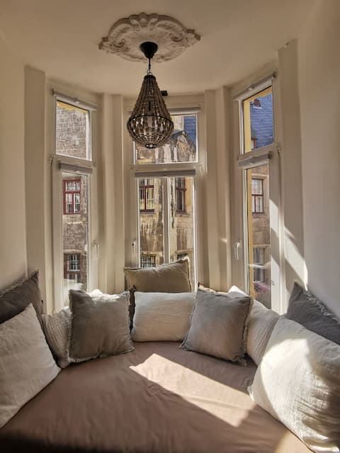 Successful Airbnb property: Quedlinburg bay window suite with market square view in Harz