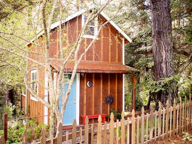 Woodsy CozyCottage, walk to village/beach.TAX INCL