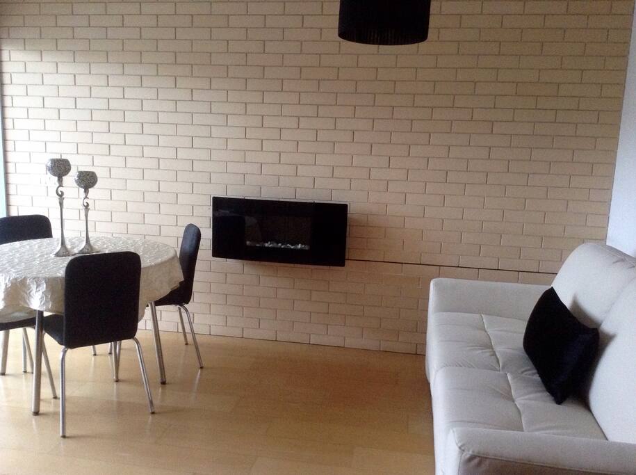 Ambiente agradável, com mesa grande, e sofá confortável.