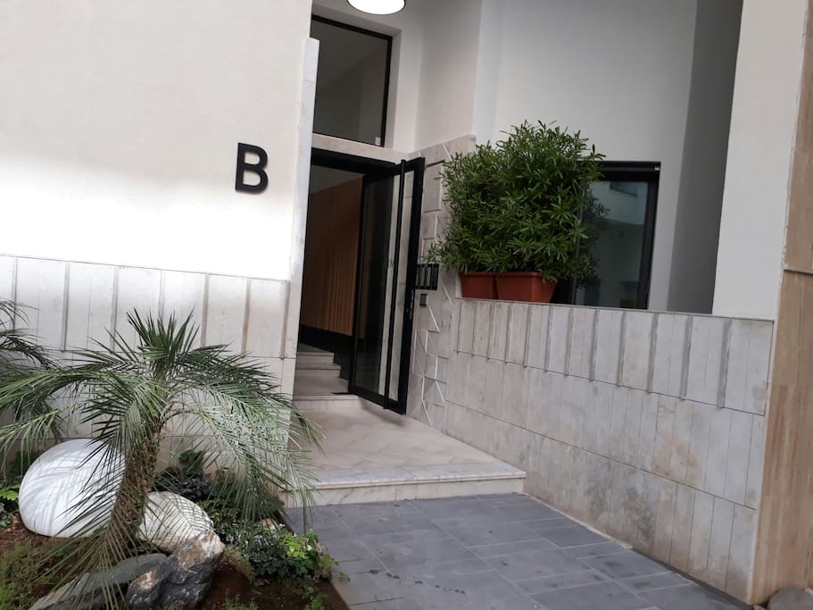 l'entrée de l'immeuble