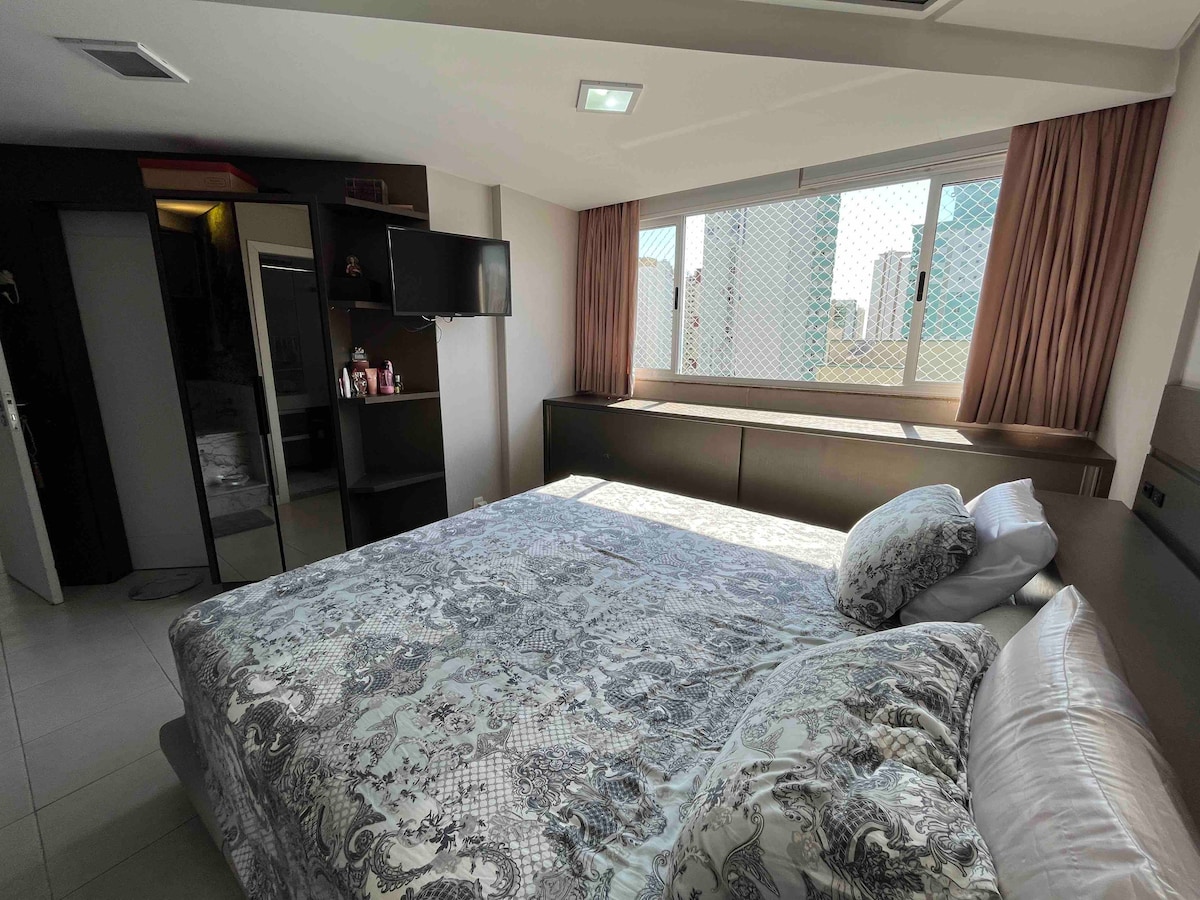 Suita 02 me ajër të kondicionuar dhe me televizor (Chromecast i disponueshëm). 