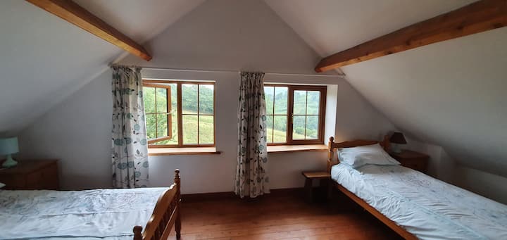 საძინებელი 1 ორადგილიანი საწოლი და ერთადგილიანი